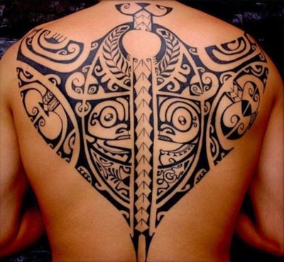 Tatouage maori, polynésien en forme de raie manta sur le haut du dos